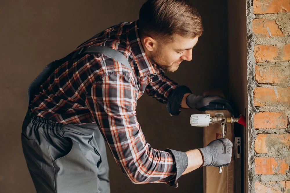 service homme reglage du systeme chauffage maison(1)