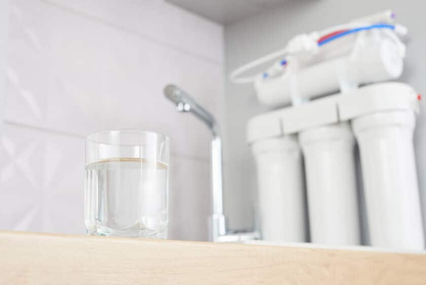 verre eau propre filtre osmose dans interieur cuisine concept systeme filtration domestique