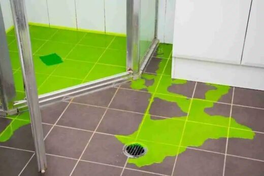 Colorant fluorescent vert révélant une fuite au sol d'une douche
