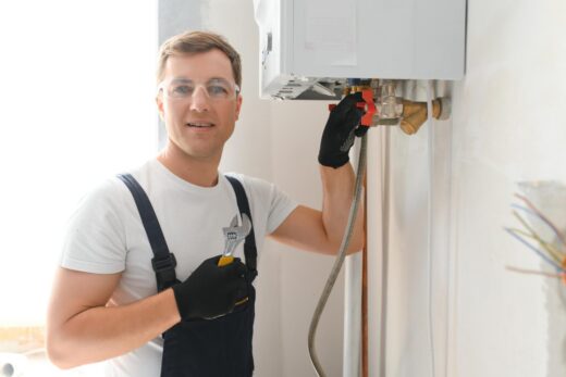 Technicien réalisant l'entretien d'une chaudière murale