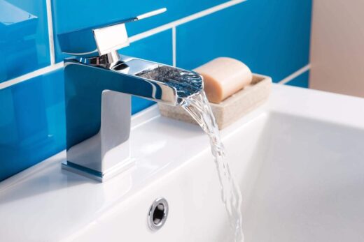 Robinet de lavabo ouvert, eau qui coule