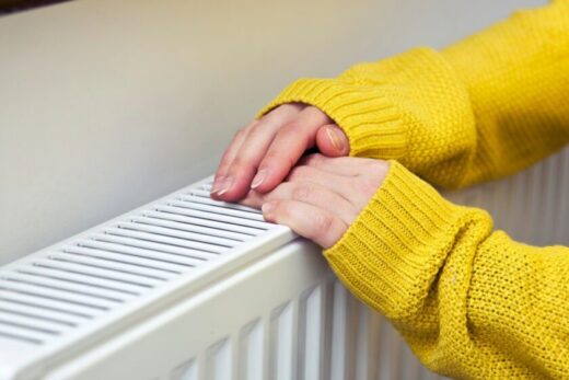 Mains posées sur un radiateur