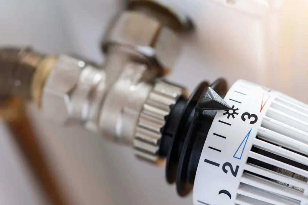 Robinet thermostatique de radiateur en gros plan