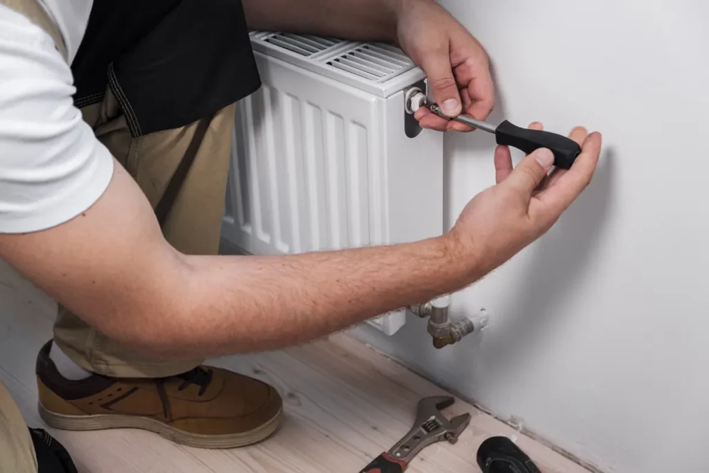 Purge d'un radiateur au niveau de sa vis de purge