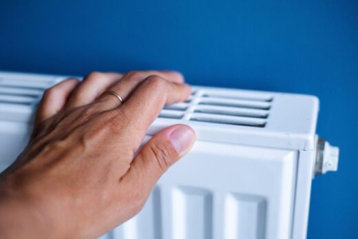Main posée sur un radiateur pour vérifier s'il chauffe