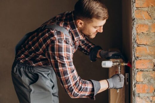 Technicien réglant la vanne d'un radiateur